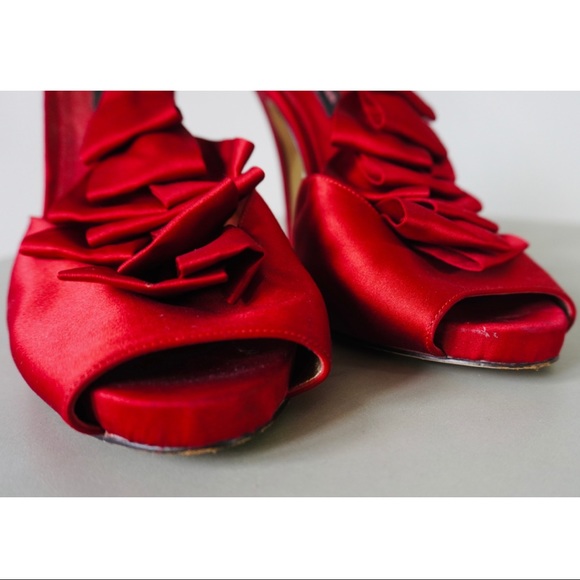 RED SATIN HEELS - Picture 5 of 9
